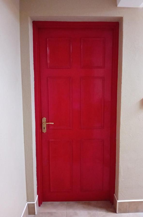 The Red Door Townhouse Apartment Ardara Eksteriør bilde